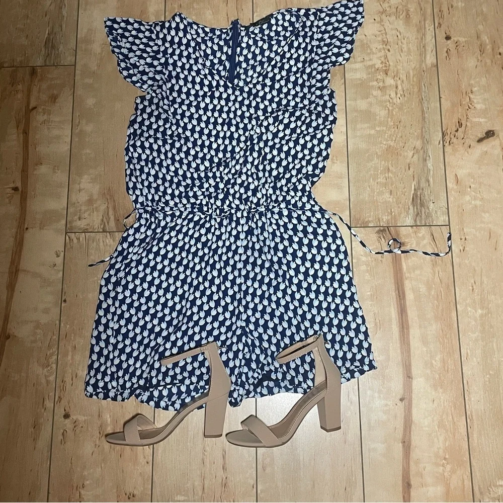 Rose & Olive - floral v-neck shorts romper - women’s size small - blue white‎